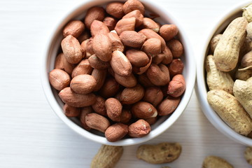 (Arachis hypogaea) dried whole peanuts in containers