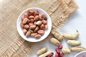 (Arachis hypogaea) dried whole peanuts in containers