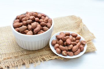 (Arachis hypogaea) dried whole peanuts in containers