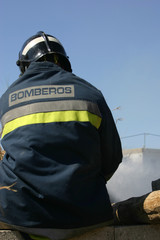 BOMBERO EN INCENDIO DE CASA