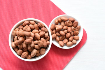 (Arachis hypogaea) dried whole peanuts in containers