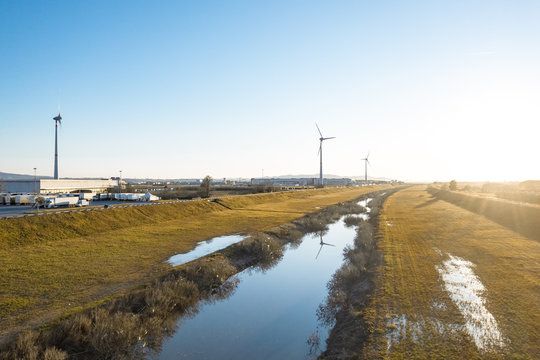 Generatori di corrente con turbine del vento in citt&agrave;, vista aerea