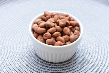 (Arachis hypogaea) dried whole peanuts in containers