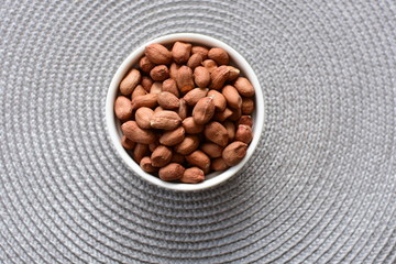 (Arachis hypogaea) dried whole peanuts in containers