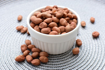 (Arachis hypogaea) dried whole peanuts in containers