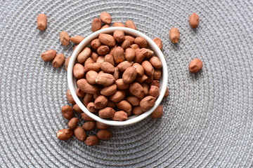 (Arachis hypogaea) dried whole peanuts in containers