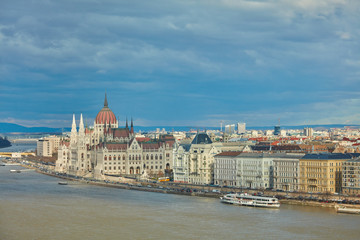 Fototapeta na wymiar view of the historic center of Budapest