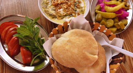 Leckeres Menü mit Fladenbrot in Beirut