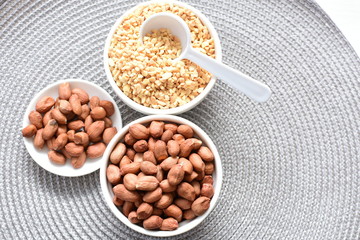 (Arachis hypogaea) dried whole peanuts without husk and chopped in containers