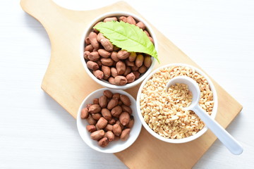 (Arachis hypogaea) dried whole peanuts without husk and chopped in containers