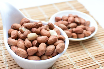 (Arachis hypogaea) dried whole peanuts without husk and chopped in containers