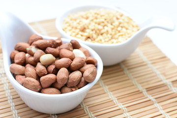 (Arachis hypogaea) dried whole peanuts without husk and chopped in containers