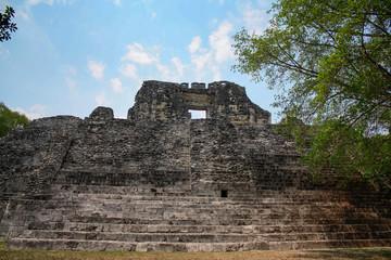 Fototapeta na wymiar maya pyramid of Becan ruins, inMexico