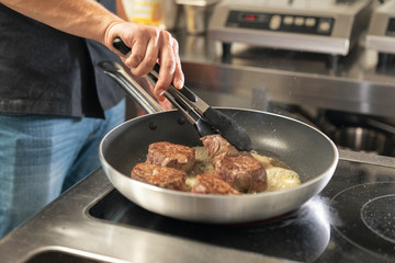 Steak braten, kochen, Pfanne