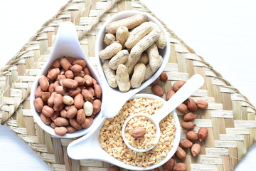 (Arachis hypogaea) dried whole peanuts without husk and chopped in containers