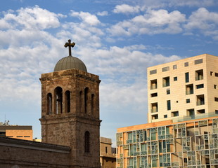 Fototapeta na wymiar Turm der Kathedrale St. Georg vor blauem Himmel mit kleinen Wölkchen