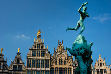 Fototapeta na wymiar Antwerp Grote Markt old houses and monumental fountain sculpture, Belgium. Flanders