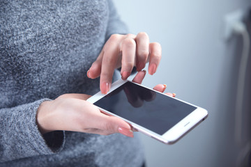 woman hand holding smart phone