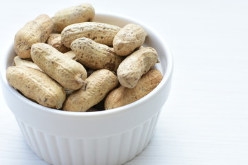 (Arachis hypogaea) cacaguate or whole dried peanuts in containers