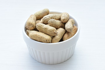 (Arachis hypogaea) cacaguate or whole dried peanuts in containers