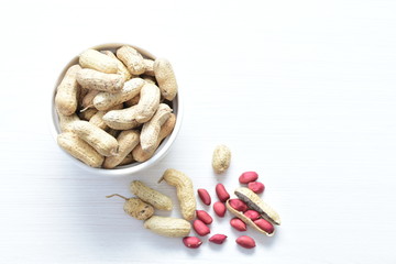 (Arachis hypogaea) cacaguate or whole dried peanuts in containers