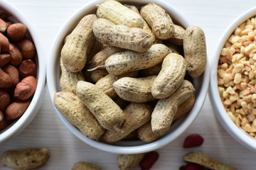 (Arachis hypogaea) cacaguate or whole dried peanuts in containers