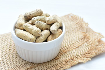 (Arachis hypogaea) cacaguate or dried whole peanut or shelled in containers