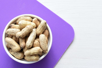(Arachis hypogaea) cacaguate or dried whole peanut or shelled in containers