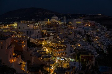 Fototapeta na wymiar Nachtaufnahme Fira auf Santorin in Griechenland