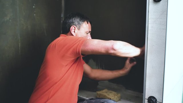  Fliesenleger bei der Arbeit, Renovierung eines Badezimmers 4k Video in zeitlupe