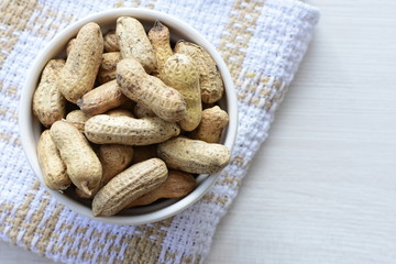 (Arachis hypogaea) cacaguate or whole dried peanuts in containers