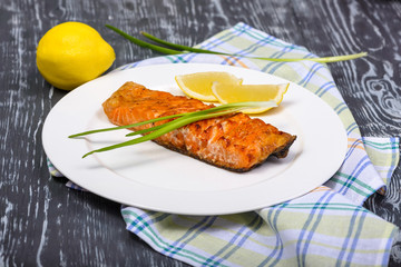 Grilled salmon with green onion and lemon