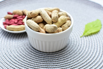 (Arachis hypogaea) cacaguate or whole dried peanuts in containers