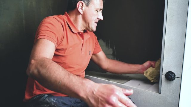  Fliesenleger bei der Arbeit, Renovierung eines Badezimmers 4k Video in zeitlupe