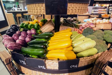 Tischdecke Korb mit verschiedenem Gemüse, Zucchini, Auberginen, Brokkoli, Paprika, Artischocken etc.. © satur73