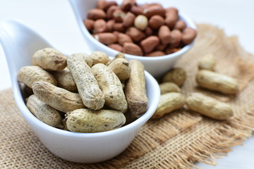 (Arachis hypogaea) cacaguate or dried whole peanut or shelled in containers