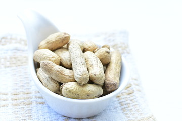 (Arachis hypogaea) cacaguate or dried whole peanut or shelled in containers