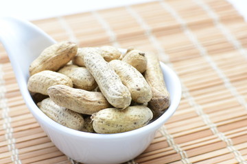 (Arachis hypogaea) cacaguate or dried whole peanut or shelled in containers