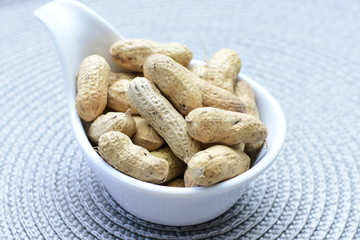 (Arachis hypogaea) cacaguate or whole dried peanuts in containers