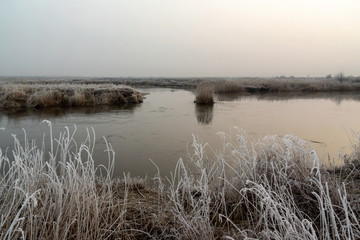Szron i mgła nad rzeką, Dolina Narwi,Rzeka Narew, Podlasie, Polska © podlaski49