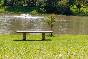 Banco de parque para descansar em frente ao lago