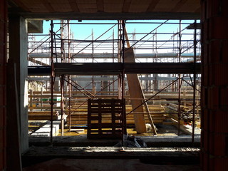 Fototapeta premium Lavori in corso nel cantiere edile in primavera