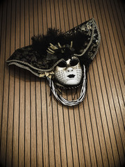 Venezianische Maske an einer Wand