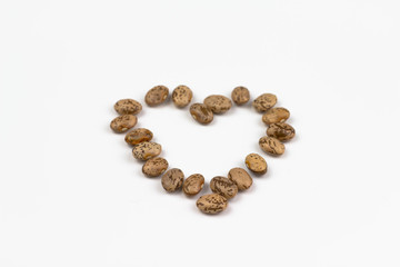 braune Bohnen in einer Herzform
