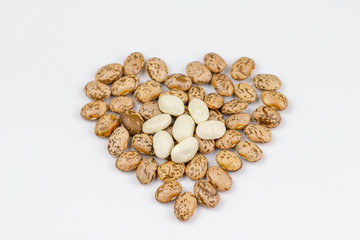 Braune und weiße Bohnen bilden ein Herz