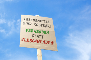 Schild mit der Devise gegen Lebensmittelverschwendung