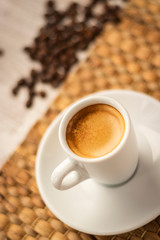granos de café y taza de café en fondo rustico