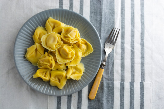 Due tortellini freschi, close-up Foto stock - Alamy