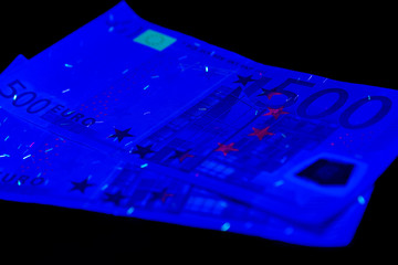Verifying the authenticity of Euro  bill in ultraviolet light