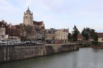 Fototapeta na wymiar Le canal du Rhône au Rhin dans la ville de Dole - ville de Dole - département du Jura - France